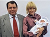 Jií Paroubek s manelkou Petrou ukázali médiím pi odchodu z motolské nemocnice dceru Maragaritu.
