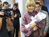 Petra Paroubková ukazuje dceru Margaritu médiím. V pozadí Jií Paroubek.