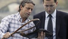 Pavel Bém a Rudolf Bla�ek p�i vypou�t�ní pstruh�