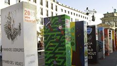 Berlín si připomene pád zdi pomalovanými kostkami domina