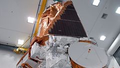 Dalekohled Kepler v montážní hale při pohled zespodu