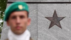 Voják střeží při pietním aktu pomník ozdobený spornou hvězdou s překříženým srpem a kladivem. | na serveru Lidovky.cz | aktuální zprávy