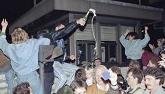 10. listopad 1989. Ze� padla, rozd�lený Berlín i zem� se pak po desetiletích op�t spojily.