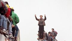 10. listopad 1989. Ze� padla, rozd�lený Berlín i zem� se pak po desetiletích op�t spojily. Lidé slaví