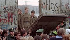 10. listopad 1989. Pohrani�ní strá� p�ihlí�í demontá�i zdi.