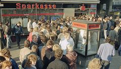 10. listopad 1989. Východní Berlí�ané stojí frontu p�ed západoberlínskou bankou na tzv. uvítací stomarkovku.