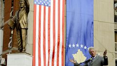 Exprezident USA Clinton se v Kosovu zastnil odhalen sv sochy 