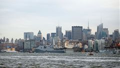 Do New Yorku p�iplula lo�, která obsahuje 7,5 tun oceli z v�í WTC. Na b�ehu ji tedy vítali krom� jiných i lidé, kte�í p�i teroritickém útoku p�i�li o své blízké.