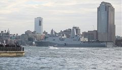 Do New Yorku p�iplula lo�, která obsahuje 7,5 tun oceli z v�í WTC. Na b�ehu ji tedy vítali krom� jiných i lidé, kte�í p�i teroritickém útoku p�i�li o své blízké.