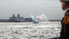 Do New Yorku p�iplula lo�, která obsahuje 7,5 tun oceli z v�í WTC. Na b�ehu ji tedy vítali krom� jiných i lidé, kte�í p�i teroritickém útoku p�i�li o své blízké.