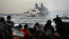 Do New Yorku p�iplula lo�, která obsahuje 7,5 tun oceli z v�í WTC. Na b�ehu ji tedy vítali krom� jiných i lidé, kte�í p�i teroritickém útoku p�i�li o své blízké.