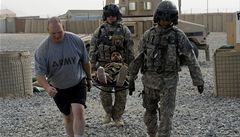 Afghánistán - pracovníci armády USA.