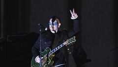 Turné U2 odloženo na neurčito. Bono se podrobil operaci zad