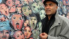 Kani Alavi u East side gallery, která vznikla na zbytcích berlínské zdi