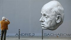 East side gallery, která vznikla na zbytcích berlínské zdi. Sov�tský atomový fyzik a disident Andrej Sachraov