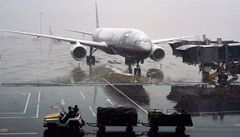 Pracovníci leti�t� v Pekingu odklízejí sníh