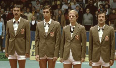 Tomá míd (vlevo), Pavel Sloil (druhý zprava), asi ani Jan Kode (vpravo) a otazník visí nad Ivanem Lendlem (na archivním snímku z prosince 1980 po vítzství v Davisov poháru).