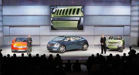 Skupina Chrysler pedstavila koncepty pohánné elektromotory nabíjenými ze zásuvky. Chrysler ecoVoyager (uprosted) je vak pro vtí dojezd doplnn palivovými lánky a Jeep Renegade (vpravo) vzntovým tíválcem. Dodge ZEO (vlevo) je istý elektromobil.