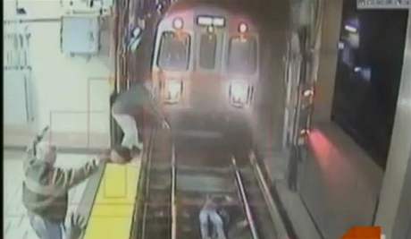 Mávající lidé zachránili ivot opilé en, která spadla do kolejit metra.