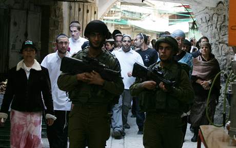 Izraeltí vojáci doprovázejí idovské osadníky v Hebronu 