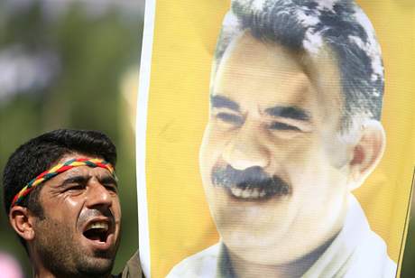 ObyvatelDyarbakiru, baty tureckých Kurd, s transparentem A. Ocalana