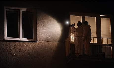 Policejní vyetovatelé pátrají po stopách na balkon domu v Púchovské ulici