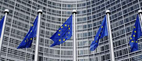 Vlajky Evropské unie ped sídlem Evropské komise