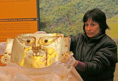 Kurátorka muzea v Lim Patricia Arana vybaluje jeden z exponát výstavy Zlato Ink.