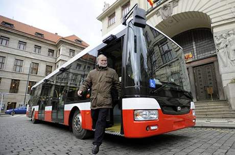 Nový autobus Dopravního podniku hlavního msta Prahy byl pedstaven ped praským magistrátem. 