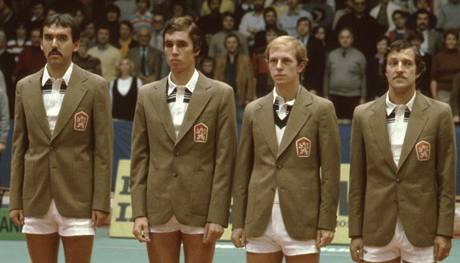 Tomáš Šmíd (vlevo), Pavel Složil (druhý zprava), asi ani Jan Kodeš (vpravo) a otazník visí nad Ivanem Lendlem (na archivním snímku z prosince 1980 po vítězství v Davisově poháru).