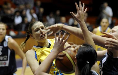 Utkání basketbalistek ZVVZ USK Praha - Chorzów.