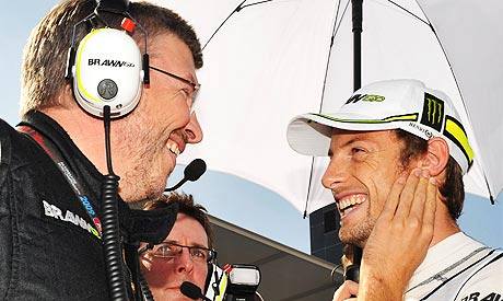Ross Brawn a Jenson Button zaili v poslední sezon více podobných radostí.