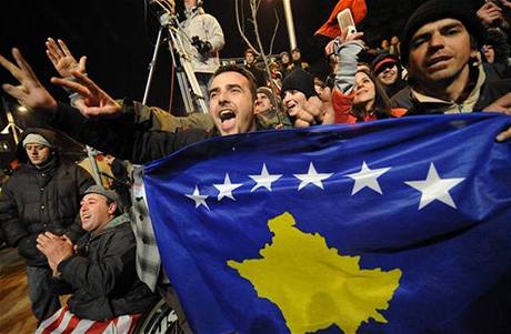 Oslava nezávislosti Kosova. Lidé nesou novou vlajku zem.