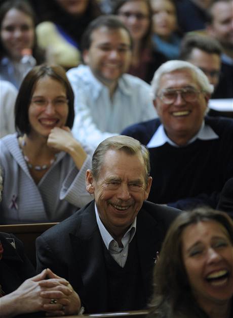 Bývalý prezident Václav Havel mezi posluchai Mezinárodního kolokvia k 20. výroí politických zmn v eskoslovensku a pádu elezné opony, které bylo zahájeno 14. listopadu na Filozofické fakult Univerzity Karlovy v Praze.