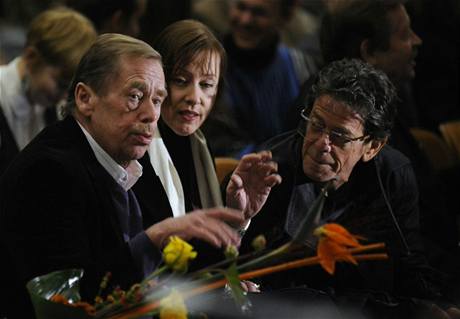 Václav Havel (vlevo), Lou Reed a Suzanne Vega se 12. listopadu v Praze zúčastnili slavnostního předání Ceny Jindřicha Chalupeckého.