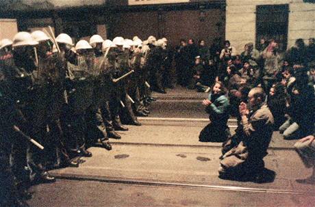19. listopadu 1989 se lo demonstrovat k Praskému hradu. Policie vak mla obsazené vechny pístupové cesty. Zde zastavila prvod v dnení Vítzné ulici ped Újezdem