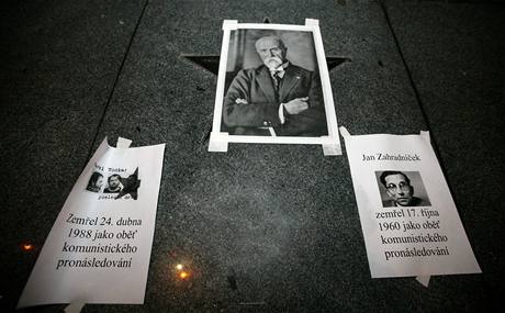 Pomnk vojk Rud armdy v Brn-Krlov Poli v den 20. vro Sametov revoluce polepil nkdo plakty s fotkami obt komunistickho reimu.