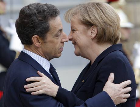 Angela Merkelová se zdraví s Nicolas Sarkozym