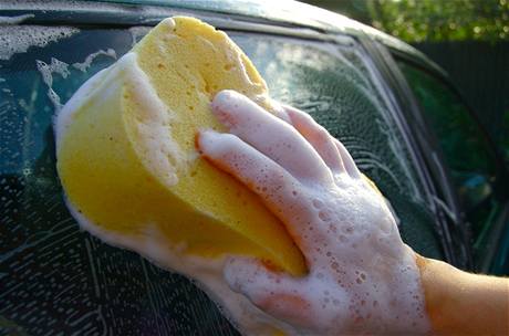Australané místo mytí auta začali mydlit sebe. (ilustrační foto)