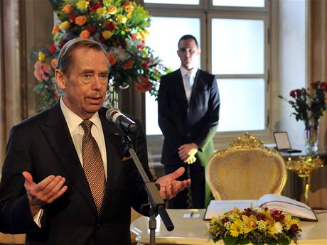 Václav Havel hovoí k pítomným poté, co byl 18. listopadu v Bratislav jmenován estným obanem msta. 