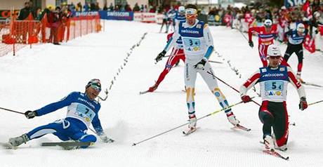 Martin Koukal vítězně dobíhá do cíle štafety na Světovém poháru v Davosu
