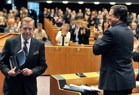 Vclav Havel po projevu ped europoslanci. Vpravo tleskajc Jos Manuel Barroso. (11. listopadu 2009)