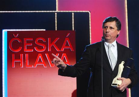 Premiér Jan Fischer pi vyhlaování vítz 8. roníku soute eská hlava.