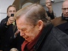 Václav Havel pokládá kvtinu k pomníku na Národní tíd.