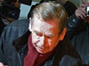 Václav Havel pokládá kvtinu k pomníku na Národní tíd.