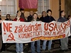 Demonstrace Komise pro obranu lidských práv a Svazu mladých komunist eskoslovenska ped ambasádou USA 