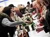 Svatomartinské víno ro�ník 2009 p�edstavili jihomorav�tí vina�i také na brn�nském nám�stí Svobody