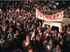 Zábr z velké protikomunistické demonstrace na Vyehrad 27 listopadu.