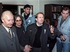 Havel ruku v ruce s Alexandrem Dubekem a Martou Kubiovou se snaí dostat na balkon Melantrichu