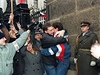 Lidé se radují na Hradanském námstí ped Matyáovou bránou po zvolení Havla prezidentem 29. prosince